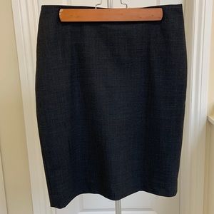 CHARCOAL GRAY KNEE LENGTH PENCIL SKIRT, STRETCH WOOL BLEND, 4P PETITES / JONES